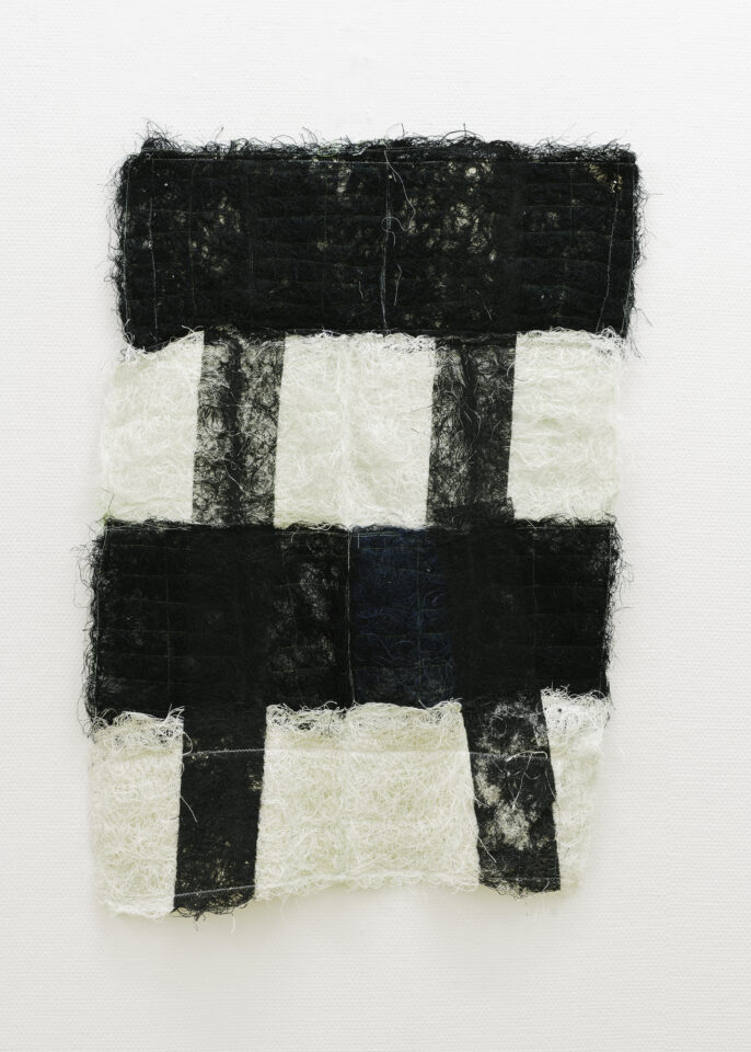 2 Marie_Hazard_«urgence»_Hand woven in polyester and linen_ screenprinting_2020_94x64cm