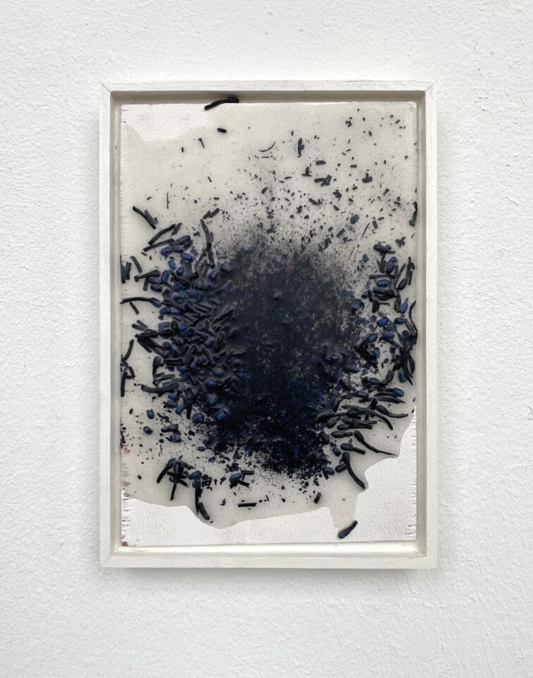 Laura Killer -Nicht, es schwärzt. #12 / Not, it blackens. #12, 2024 Matches, ash, epoxy resin, wood 21 x 14 x 2,5 cm (inkl. Rahmen) Series: Feuer reinigt / Fire cleanses