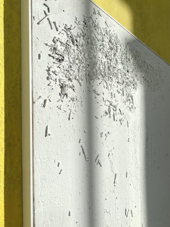 Laura Killer -Abgaben (weiss) / Give offs (white), 2023  Matches, wood glue, acryl on wood, wood frame 158 x 115 x 3 cm (incl. frame)  Serie: Feuer reinigt